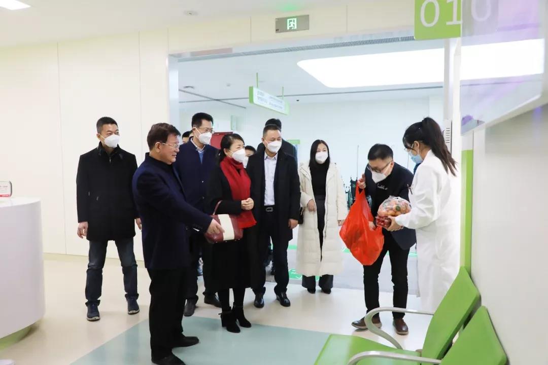 國際醫(yī)學領導慰問一線工作者