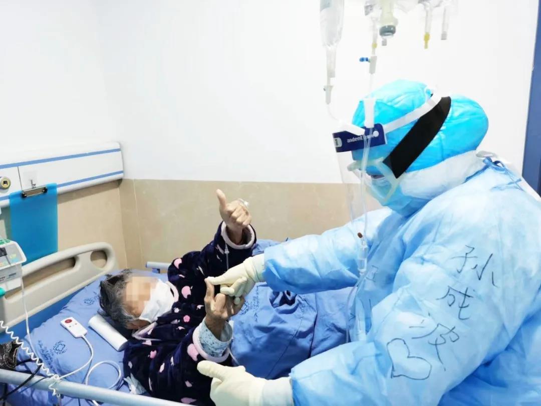 巾幗展風(fēng)采 “疫”線(xiàn)綻芳華