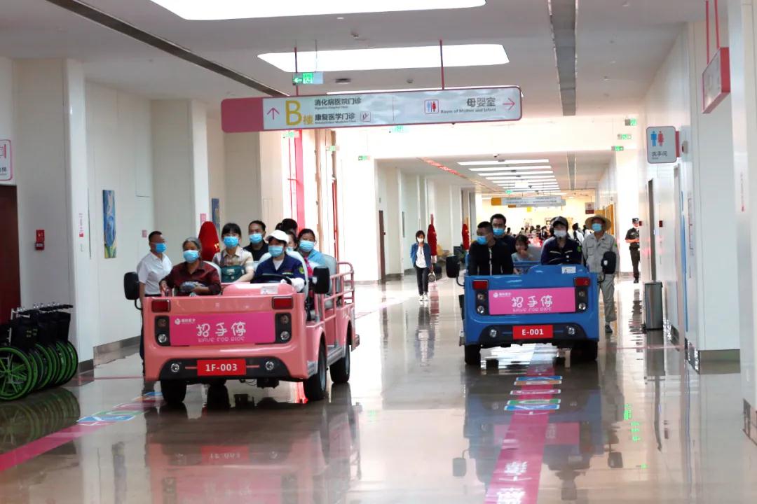 曖心“招手?！背蔀獒t(yī)院一道亮麗的風景線