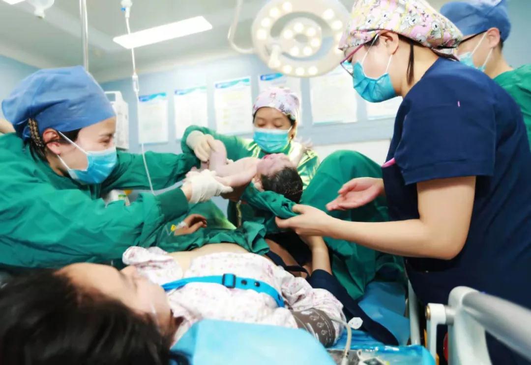 華商云健康—迎新春，西安國際醫(yī)學(xué)中心醫(yī)院第一個(gè)“金牛寶寶”來啦！