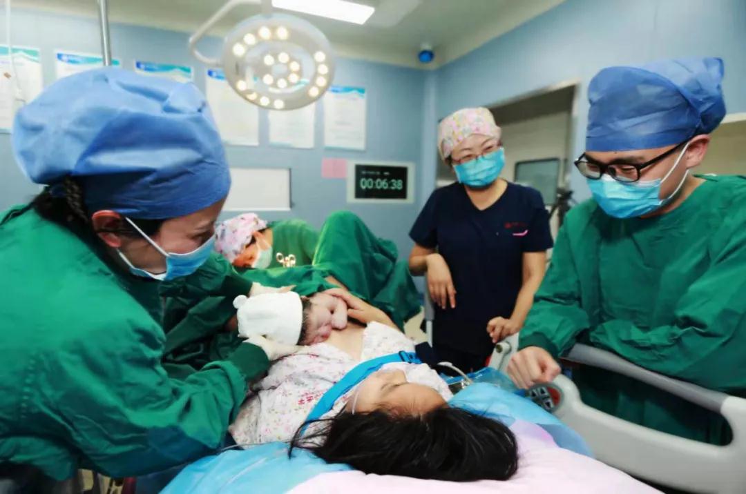 陽光網(wǎng)—迎新春，西安國際醫(yī)學(xué)中心醫(yī)院第一個(gè)“金牛寶寶”來啦！