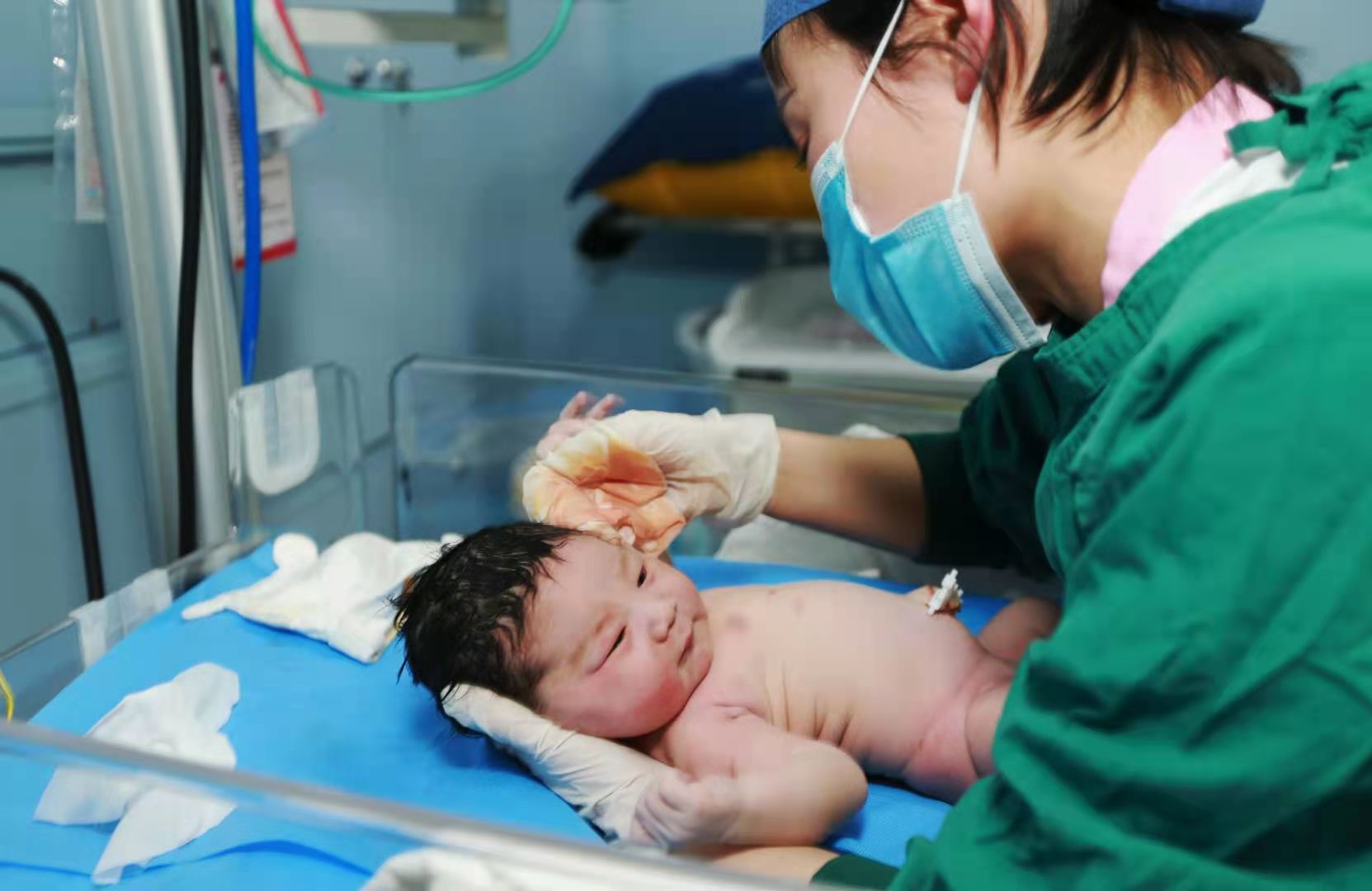 西安日報(bào)—庚子去辛丑至  醫(yī)院迎來首個(gè)“牛寶寶”