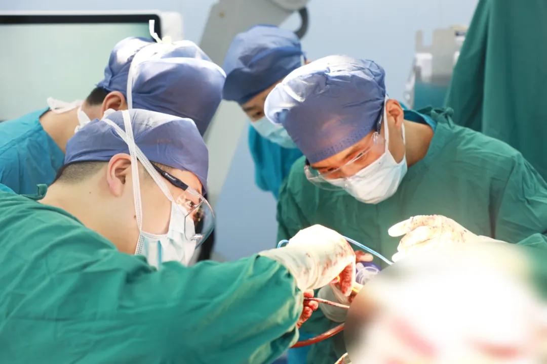 頭頂罕見(jiàn)“西瓜”腫瘤 專家歷經(jīng)17小時(shí)全切除