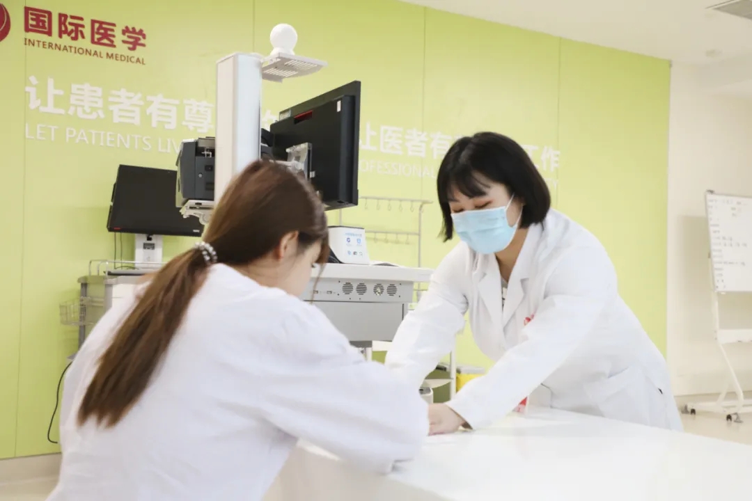 出院手續(xù)床前辦理，「移動(dòng)結(jié)算車」便民又惠民！