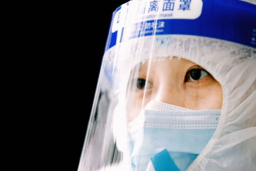 你穿防護服的樣子，真好看！