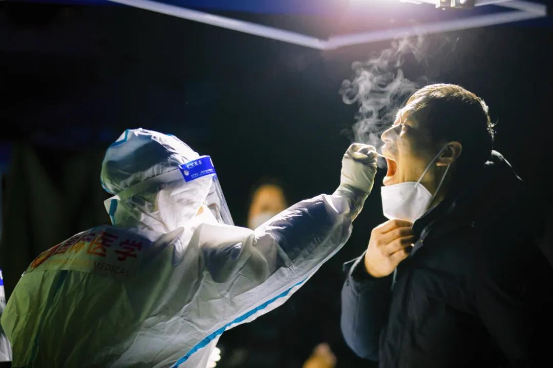 270 萬+！凍紅的手、蹲下的背影，看哭了......