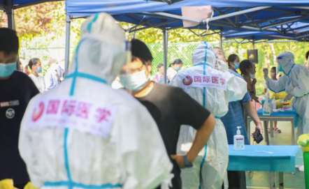 泡白的雙手，濕透的衣服，高溫天氣下的這些“大白”讓人心疼