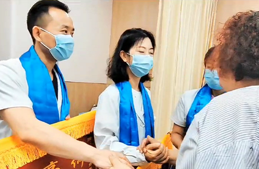 患者向心內(nèi)二病區(qū)曾廣偉主任團隊獻上哈達(dá)和錦旗