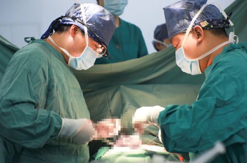 復(fù)診首日，市民排隊掃碼，有序就診……