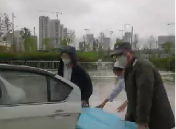 大雨天突遇車禍，從安保到醫(yī)護(hù)人員接力營救