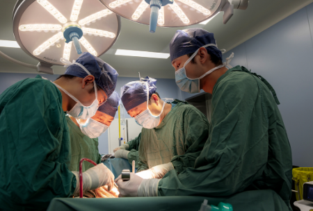 4小時(shí)的手術(shù)，消外一科從七旬患者體內(nèi)取出哈密瓜大小的腫瘤