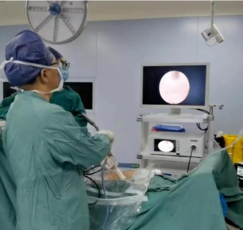 胸椎管狹窄，他把手術(shù)傷口由10公分縮小至7毫米