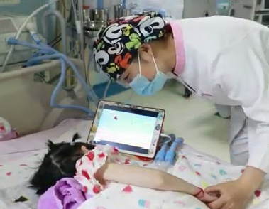 六一兒童節(jié)，ICU內醫(yī)護為小患者扎辮子