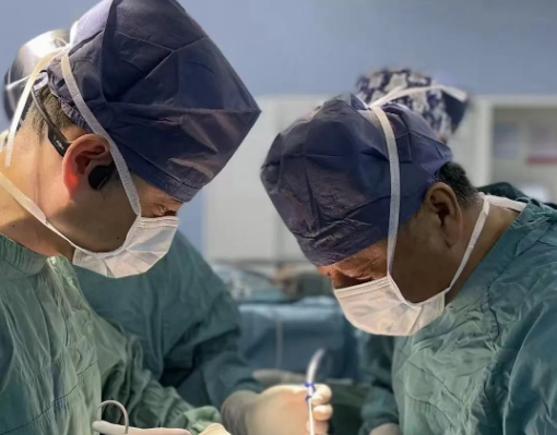 這臺(tái)手術(shù)，只有他......