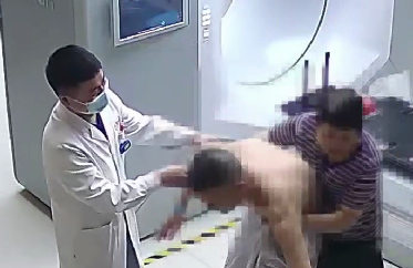 驚險(xiǎn)！患者險(xiǎn)些跌倒，醫(yī)生跳過治療床扶患者