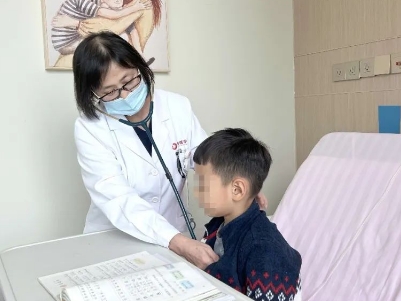 支原體肺炎來了！住院扎堆，學(xué)習(xí)桌搬到病房，孩子邊寫作業(yè)邊打點滴