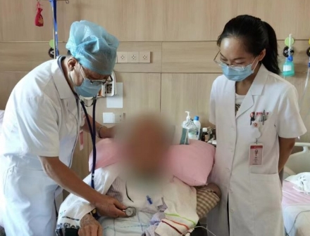 多次渡過險(xiǎn)關(guān)，身患重疾的92歲老人在醫(yī)院度過了四個(gè)不平凡的生日