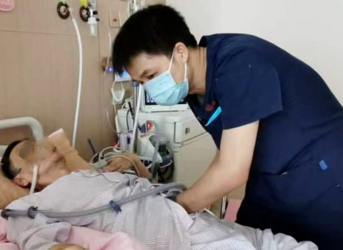 從呼吸困難到放聲歌唱，年近古稀的他用2個(gè)多月實(shí)現(xiàn)了……