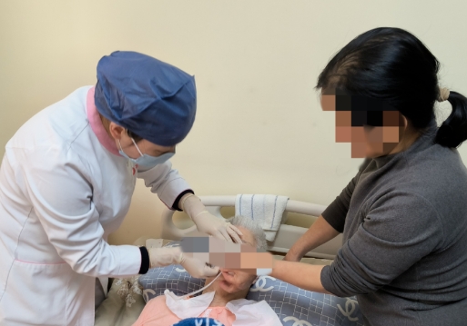 一鍵預(yù)約，專業(yè)到家——西安國(guó)際醫(yī)學(xué)中心醫(yī)院“互聯(lián)網(wǎng)+護(hù)理上門服務(wù)”為失能老人解憂，讓家屬安心工作