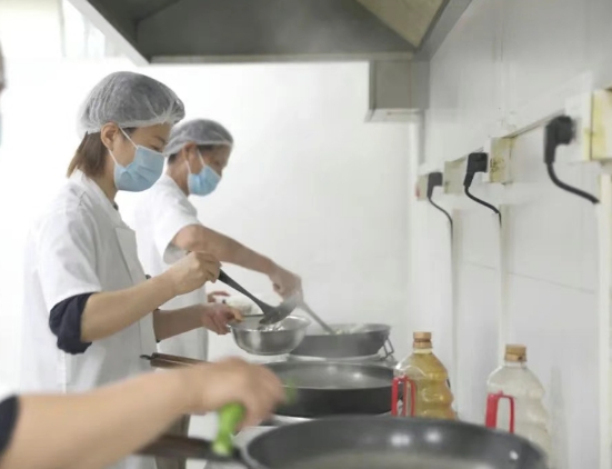 灶火燃起時，醫(yī)院飄出“家的味道”