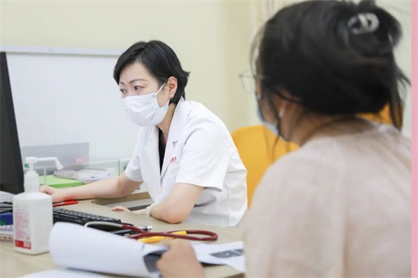 生長發(fā)育、視力矯治、泌尿外科……暑假未到，兒科門診已排起長隊(duì)