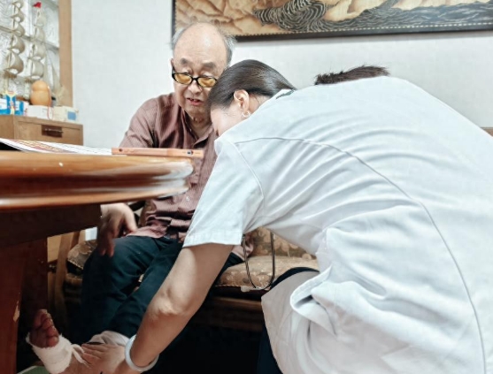 西安國際醫(yī)學中心醫(yī)院康養(yǎng)志愿上門服務(wù)溫暖老兵心