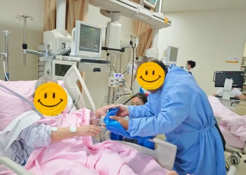 重癥病房里的“爺孫情”：沒(méi)有血緣，卻有生命之交